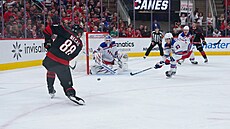 Martin Ne�as st�ílí na branku Igora �es�orkina.