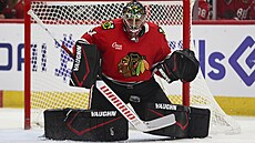 Petr Mrázek sleduje letící kotou.