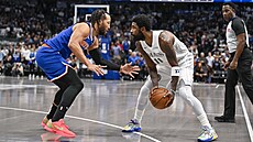 Kyrie Irving brán�ný Jalenem Brunsonem.
