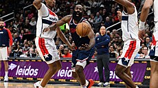 James Harden v oble�ení protihrá��.