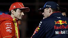 Max Verstappen a Charles Leclerc diskutují ped Velkou cenou Las Vegas.