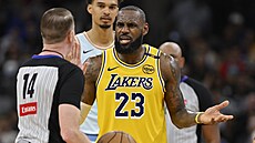 LeBron James komunikuje s rozhod�ím.