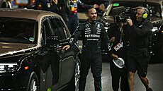 Lewis Hamilton nastupuje do limuzíny po druhém míst� v Las Vegas.