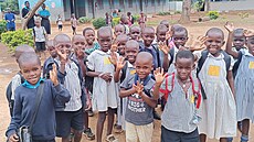 P�ed�kolní d�ti na dvo�e Duhaga Boys Primary School v ugandské Hoim� (5....