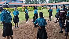 �kola�ky z Duhaga Boys Primary School v ugandské Hoim� hrají vlastní verzi hry...