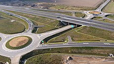 Pohled na sjezd z dálnice D3 u Roudného. Vpravo naho�e je vid�t ji�ní tangenta.