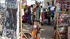 Mu� oble�ený v upcyklovaném oble�ení b�hem p�ehlídky �etrného nakupování a...