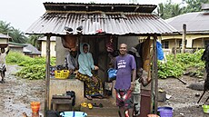 Lidé stojí u malého obchodu v Sie�e Leone. (25. zá�í 2024)