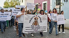 R�zná sdru�ení, sousedé a obyvatelé m�sta Sitilpech se p�ipojili k demonstraci,...