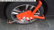 Nkteí idii vjedou s autem kamkoliv, teba i ped dvee samoobsluhy v pí zón v centru Brna. Zábr z ulice Jotova. (ilustraní snímek)