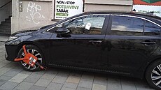 Nkteí idii vjedou s autem kamkoliv, teba i ped dvee samoobsluhy v pí zón v centru Brna. Zábr z ulice Jotova. (ilustraní snímek)