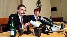 P�edseda KDU-�SL Josef Lux oznamuje, �e z d�vodu onemocn�ní chronickou leukémií...