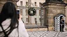 Bránu gigant� zdobí celkem osm v�nc�. (28. listopadu 2024)