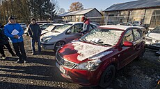 V Pardubicích se uskute�nila první ve�ejná dra�ba odstavených autovrak�. (21....