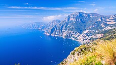 Slavný trek �Walk of the Gods� na pob�e�í Amalfi je p�íjemný mimo hlavní letní...