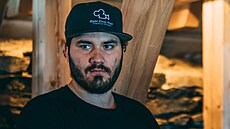 Jeremy Tichý není jen re�isérem a scenáristou snímku, ale také si v n�m, jak u...