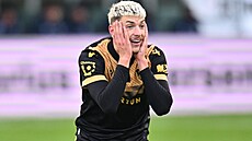 Ostravský Tomá Rigo se diví luté kart, kterou obdrel v ligovém utkání v...