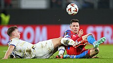 Plzeský kapitán Luká Kalvach a Volodymyr Btako z Dynama Kyjev v utkání...