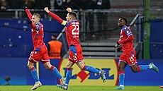 Plzeská radost v Hamburku,  útoník Matj Vydra (vlevo) práv dal gól do sít...
