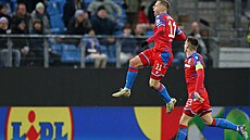 Plzeský  útoník Matj Vydra (vlevo) práv dal gól do sít Dynama Kyjev v...