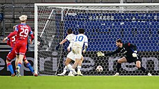 Heorhij Buan, branká Dynama Kyjev, nedokázal znekodnit stelu plzeského...