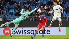 Plzeský branká Martin Jedlika zasahuje v utkání Evropské ligy ped Tymykem...