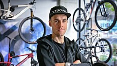 Biker Martin Stoek na tiskové konferenci týmu Canyon Sidi