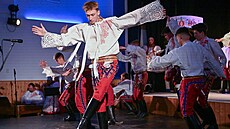 Na rozlu�ce se svobodou, takzvané svíci, se u �enicha vesele tancovalo....