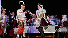 O zábavu na svatební hostin� se starali nev�stina nejstar�í dru�i�ka a �enich�v...