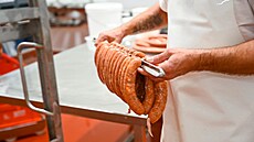 Potraviná�ský pavilon �eské zem�d�lské univerzity produkuje masné výrobky. (28....