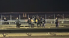 Policie zasahuje na Nuselském most� poté, co z n�ho sko�il �lov�k. (29....