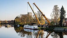 Opravenou lo Arnot v Peloui spustili na Labe. Do Pardubic pijede na...