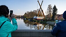 Opravenou lo� Arno�t v P�elou�i spustili na Labe. Do Pardubic p�ijede na...