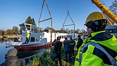 Opravenou lo� Arno�t v P�elou�i spustili na Labe. Do Pardubic p�ijede na...