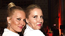 Simona Krainová se sestrou v roce 2017