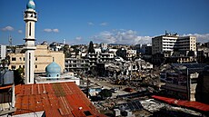 Lidé odklízejí trosky zni�ené budovy na tr�i�ti v jiholibanonském m�st�...