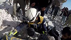 Dobrovolníci hledají obti v troskách po bombardování syrského Aleppa.