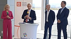 Zleva p�ekladatelka, generální �editel spole�nosti Rolls-Royce SMR Chris...