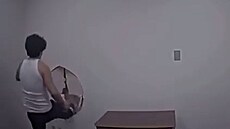 Vrah své rodiny prokopnul ze� a utekl z výslechové místnosti