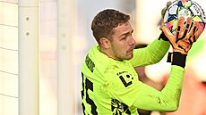 Branká� Baníku Jakub Markovi� chytá mí� v utkání s Jabloncem.