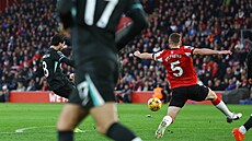 Liverpoolský  Dominik Szoboszlai stílí gól do brány Southamptonu.