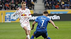 Arthur Vermeeren z Lipska obehrává Toma Bischofa z Hoffenheimu.