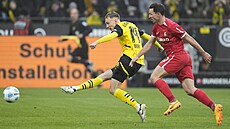 Maximilian Beier z Dortmundu stílí Freiburgu gól.
