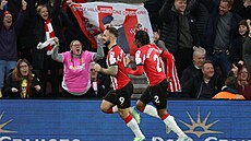 Fotbalisté Southamptonu slaví vyrovnávající gól v utkání s Liverpoolem.