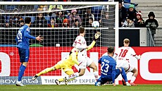 Adam Hloek z Hoffenheimu stílí gól do brány Lipska.