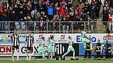 Fotbalisté Slavie se radují z gólu Tomá�e Chorého.