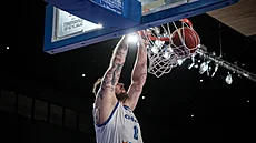 Ond�ej Balvín zav�uje mí� v zápase kvalifikace o EuroBasket proti Nizozemsku.