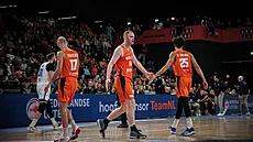 Basketbalisté Nizozemska slaví vyda�enou akci v zápase kvalifikace o EuroBasket...