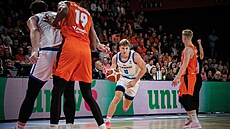Vojt�ch Sýkora se sna�í projít p�es obranu v zápase kvalifikace o EuroBasket...
