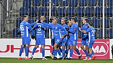 Fotbalisté Mladé Boleslavi se radují z gólu v utkání proti Slovácku.